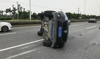 国产小车撞翻轿车视频